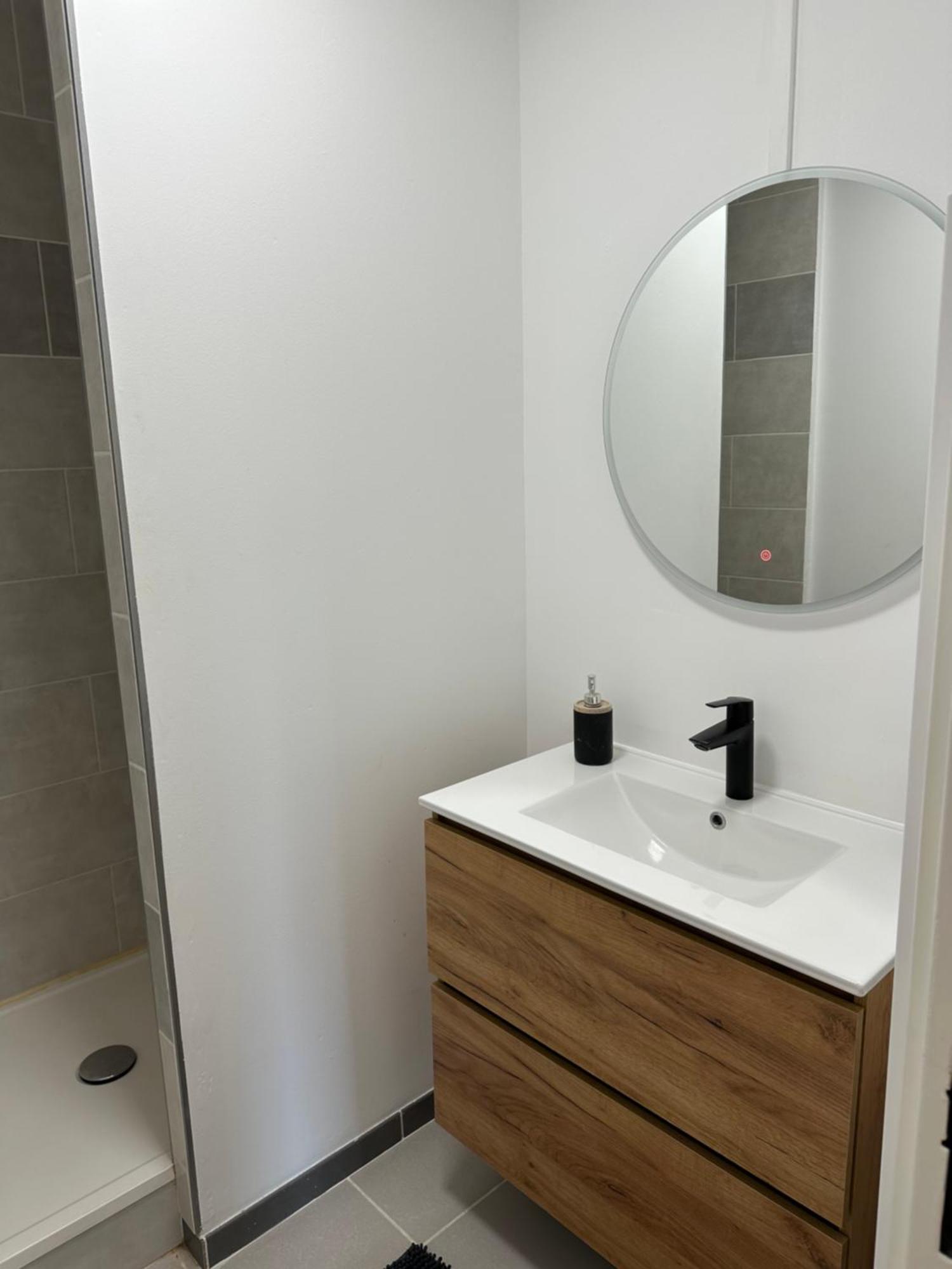 Le Grand Parc 13 - 2 Chambres - Wifi - Parking Châteauroux Exteriör bild